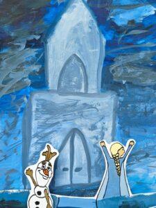Praca plastyczna przedstawiająca lodowy zamek na niebieskim tle oraz postacie bałwanka i dziewczynki z uniesionymi rękami