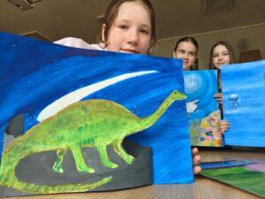 Namalowany na płótnie obraz zielonego dinozaura na tle granatowego, gwiaździstego nieba z kometą.