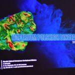 Grafika z napisem „Imperium polskich dinozaurów – rozkwit i upadek”, przedstawiająca zielonego dinozaura oraz mapę z tropami, sygnowana logotypami Jaworzna i Ośrodka Edukacji Ekologiczno-Geologicznej GEOsfera.